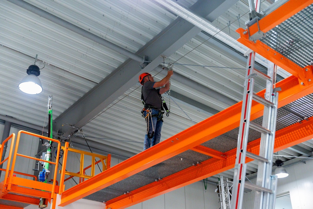 [SEC229] Erinnerung an die Grundsätze der Prävention bei Arbeiten in der Höhe mit Herstellung von provisorischen Verankerungen und provisorischen Sicherheitsleinen gemäß den Beipackzetteln und Anweisungen der Hersteller